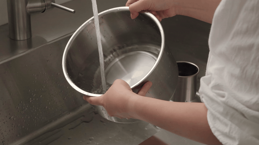 분리한 내솥을 싱크대에서 세척하는 영상